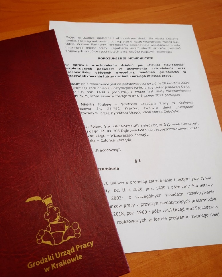 Na zdjęciu dokument z treścią porozumienia z arcelormittal